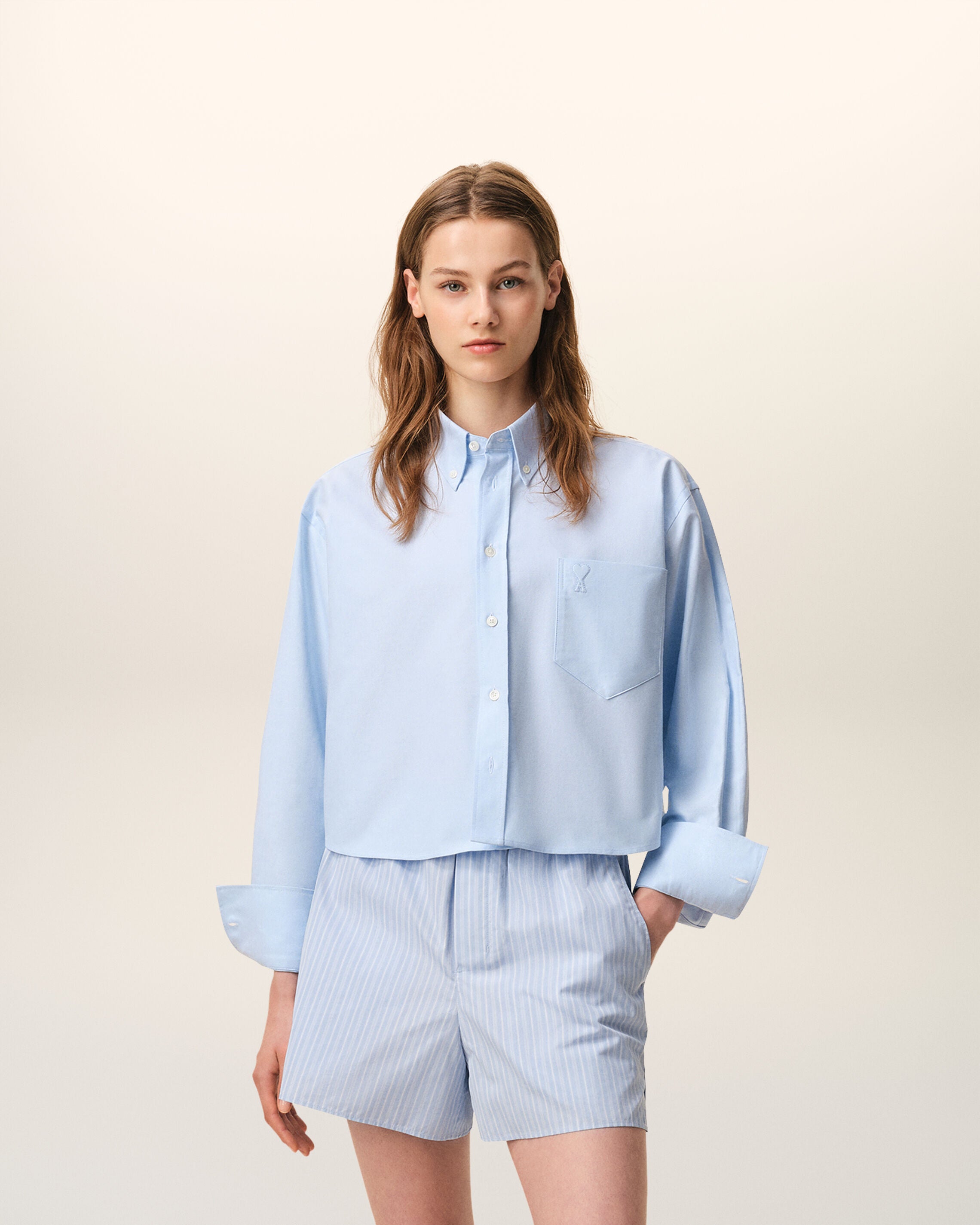 CAMISA OVERSIZE CROPPED DE ALGODÃO AZUL CELESTE AMI DE COEUR | AMI PARIS