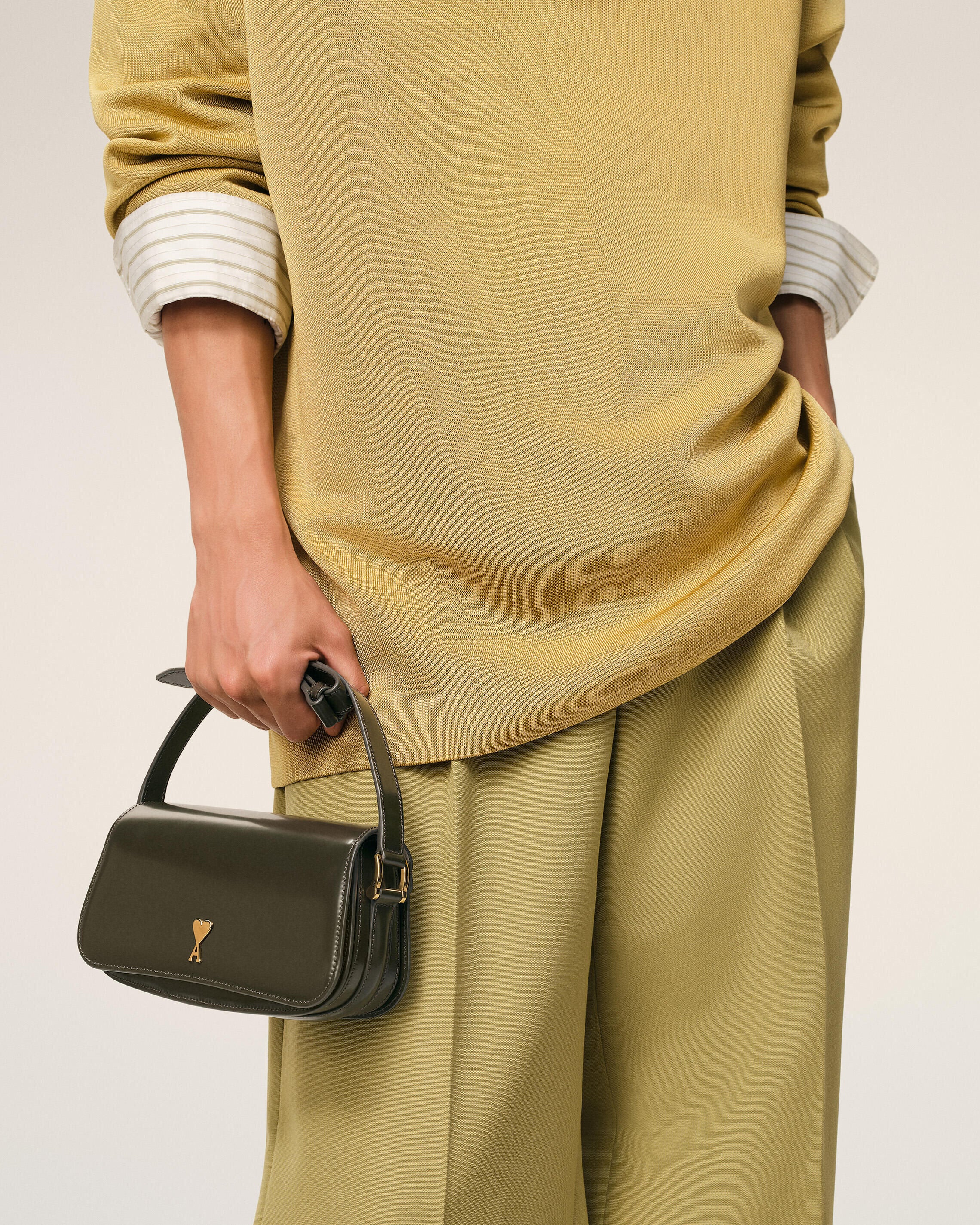 Bolsa de Ombro Paris em Couro de Vaca Verde Escuro Khaki | Ami Paris
