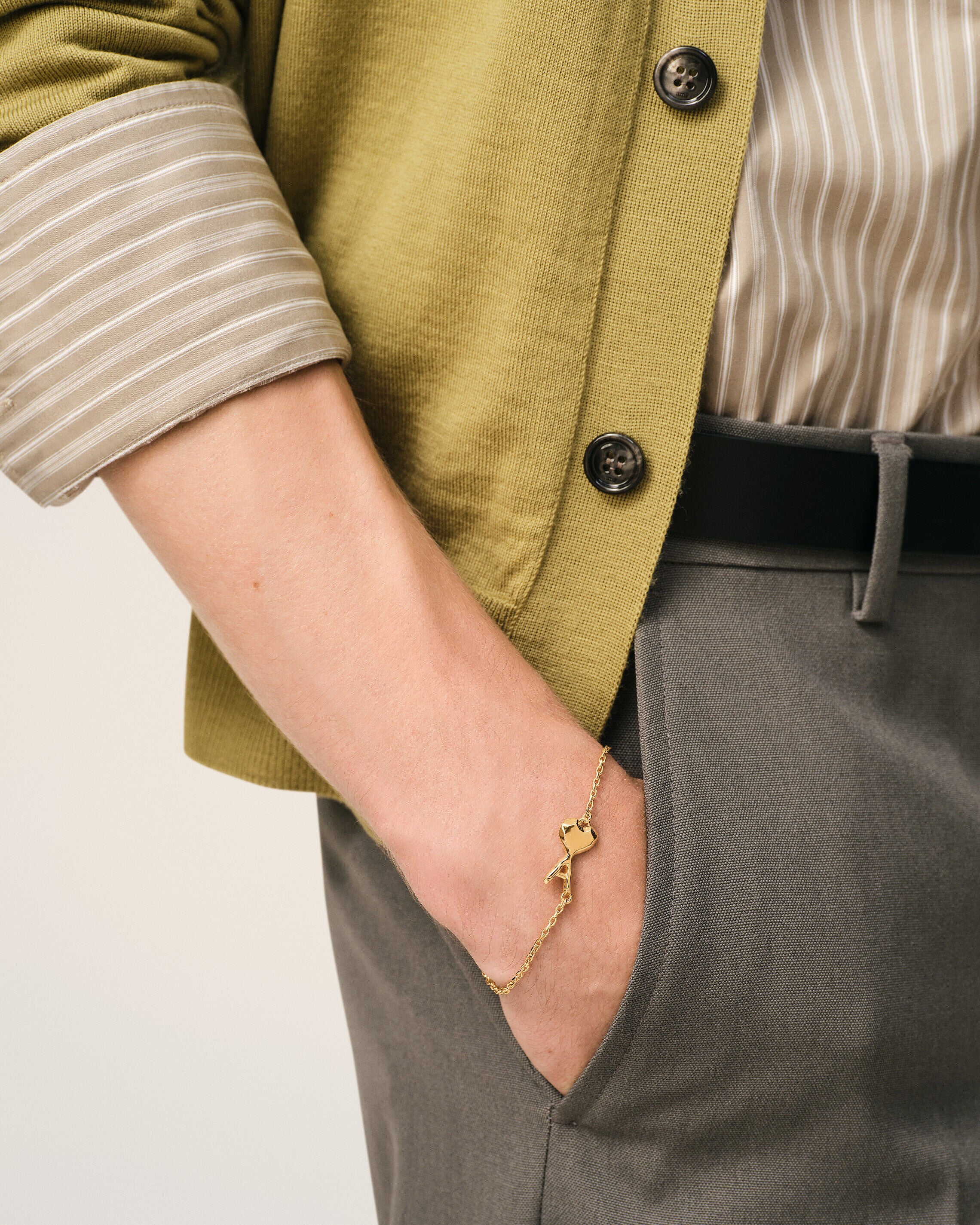 Pulseira Fina Ami De Coeur em Ouro Dourado com Hammered | Ami Paris