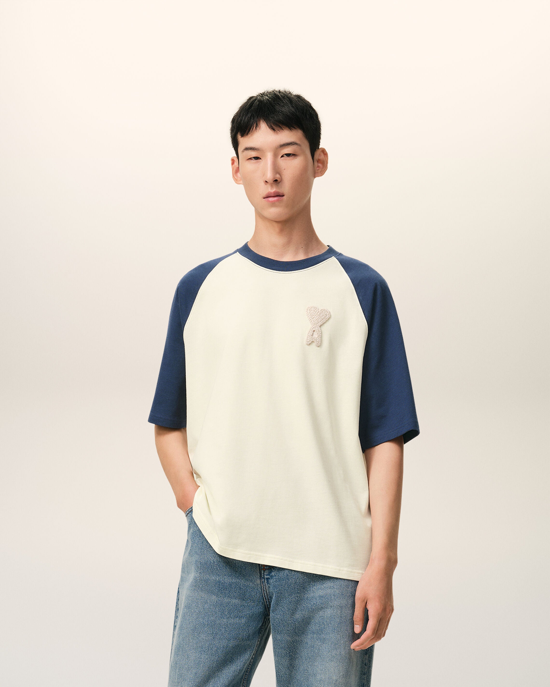 CAMISA DE MALHA COM PATCH AMI DE COEUR DE ALGODÃO BRANCO E AZUL / TINTA BRANCA | Ami Paris